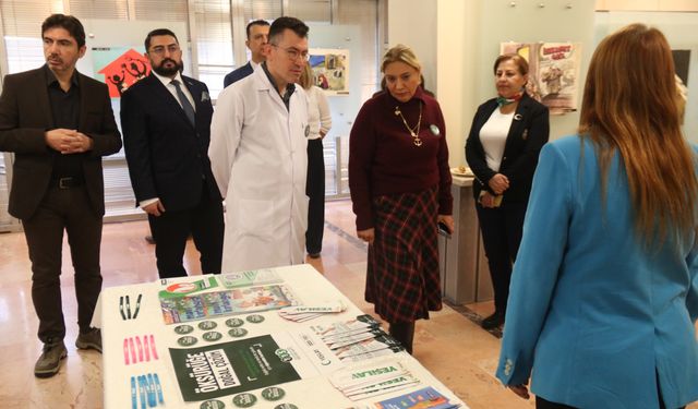 ESOGÜ'de bağımlılık temalı karikatür sergisi açıldı