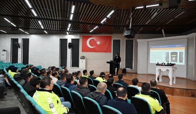 Trafik ekiplerine yeni nesil yaka kamerası eğitimi verildi
