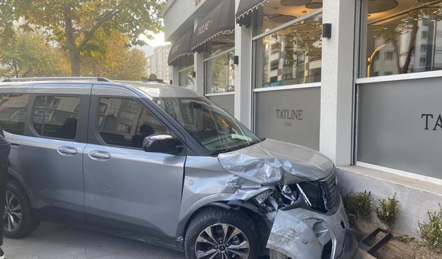 Jeep ve Hafif Ticari Araç Çarpıştı, Ticari Araç Kafenin Duvarına Girdi!
