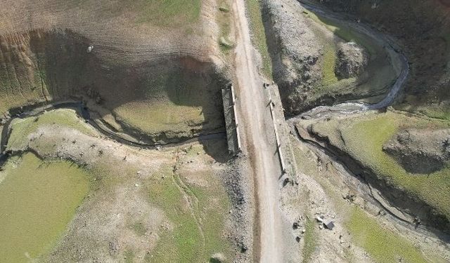Su seviyesi düşmesiyle tarihi yollar gün yüzüne çıktı