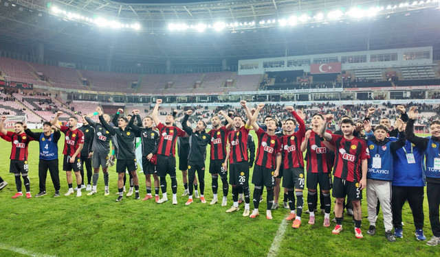 Siyah kırmızı tribünlerde duygu dolu anlar