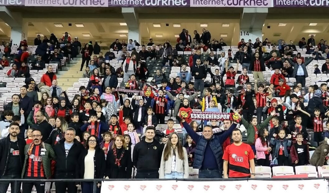 Minik yürekler tribünde coşkuyla ESES dedi