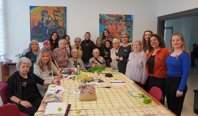 Dayanışmanın sembolü olarak keçeden broşlar yaptılar