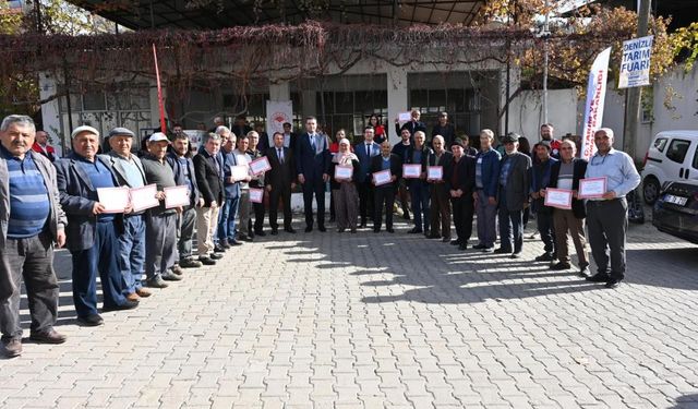 Tavas'ta zeytin seferberliği kapsamında açılan Tarla Okulu ilk mezunlarını verdi