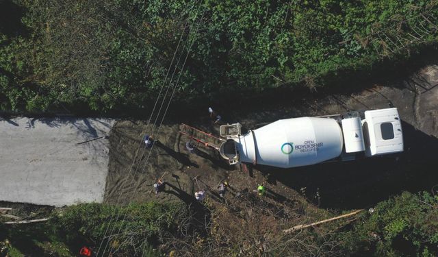 ÜNYE’DE YAVİ–İNKUR BAĞLANTI YOLU BETONLA YENİLENİYOR