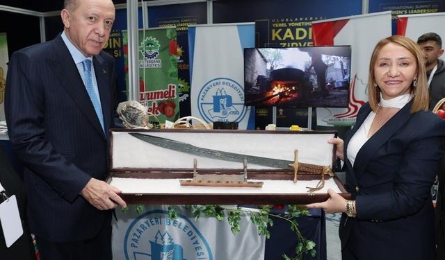 Zekiye Tekin’den zirvede dikkat çeken mesajlar ve Erdoğan’a kılıç hediyesi!