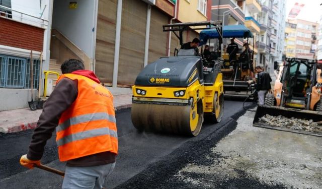 Sıcak asfalt çalışmaları devam ediyor
