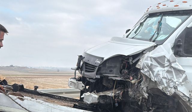 Çekici bariyerlere çıktı: trafik tek yönlü durdu