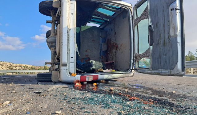 Panelvan araç ve cip çarpıştı