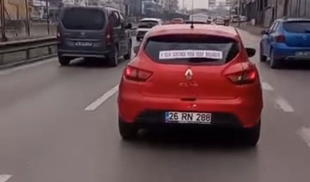 Trafikte tebessüm yaratan not: Süslü otomobilin arka camındaki yazı görenleri şaşırttı!