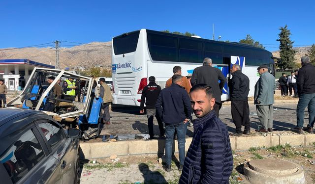 Yolcu otobüsü ile traktör çarpıştı, bir kişi yaralandı!