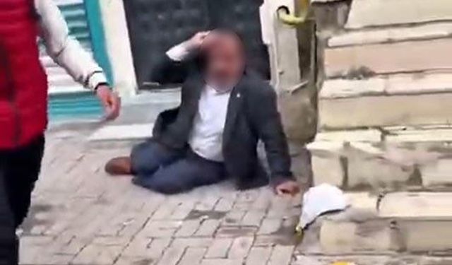 Şanlıurfa'da vahşet anları kamerada: Evinin önünde tekme tokat dövülen 50 yaşındaki adam hastanelik oldu!