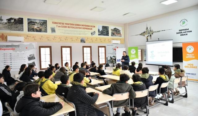 Öğrencilere depreme karşı hayat kurtaran eğitim