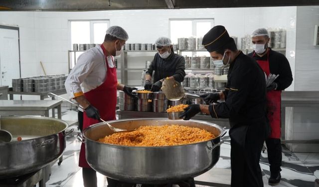 Günlük bin kişiye sıcak yemek desteği