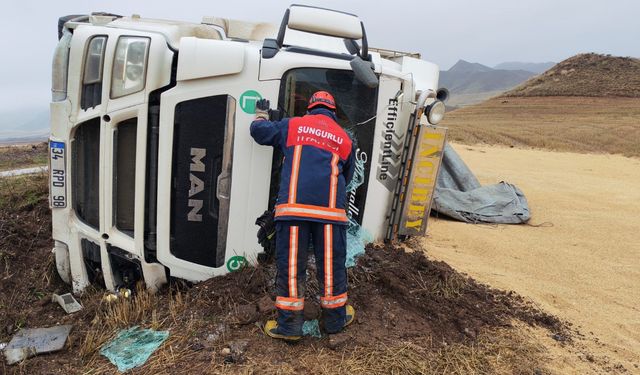 Virajı alamayan tır devrildi