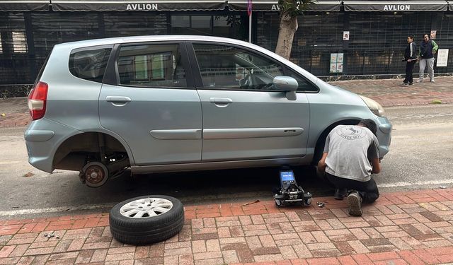 Park halindeki araçların lastiklerini kestiler