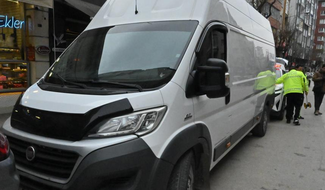 Eskişehir'de trafik kazası: Sol şeritte taksiden inen kadının ayağını kamyonet ezdi!