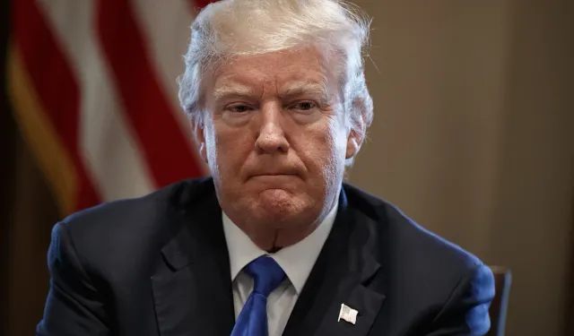 Epstein dosyalarında 'Trump' depremi: Sansürlenen fotoğraflar yeniden yayında!