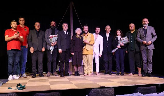 Sui Generis Tiyatro, Gemlik seyircisiyle buluştu