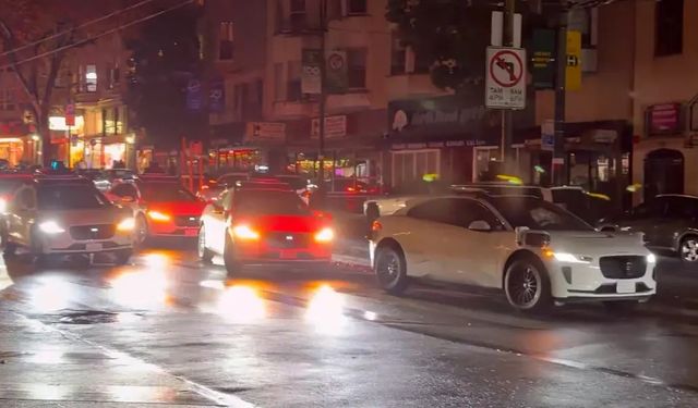 Elektrikler gitti, trafik durdu: Teknolojinin başkentinde otonom araç kabusu