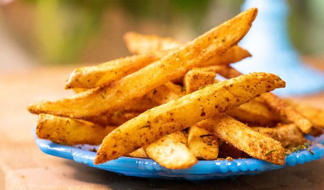 Dışarıda Yediklerinizi Unutun! Sadece 3 Malzemeyle Dünyanın En Çıtır Patatesi!