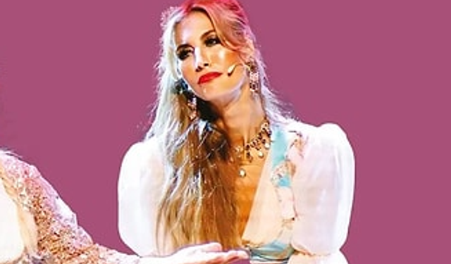 Çağla Şikel’in müzikal performansı bol beğeni topladı