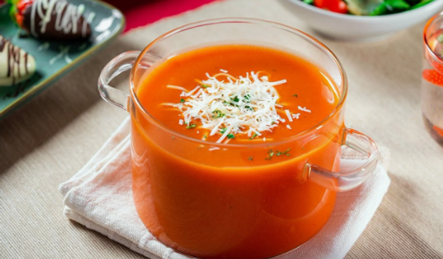Akşam yemeği için en pratik çözüm! Sütlü domates çorbası