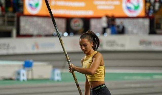 Sudenaz Bayram’dan sırıkla atlamada büyük başarı geldi