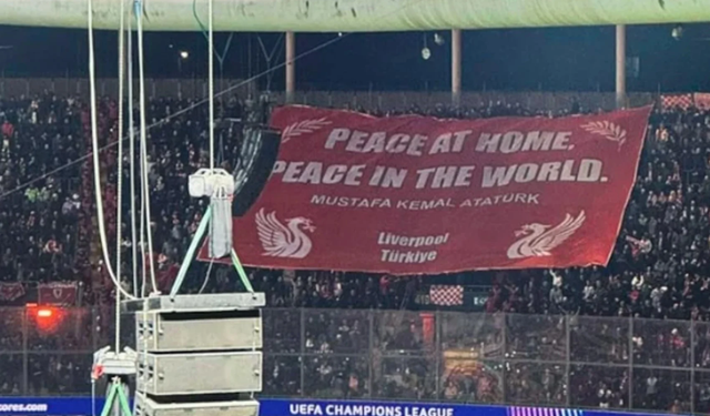 Liverpool Taraftarları RAMS Park’ta Atatürk Pankartı Açtı