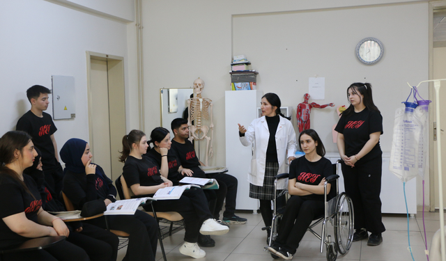Meslek lisesi öğrencileri geleceğin sağlık sektörüne hazırlanıyor