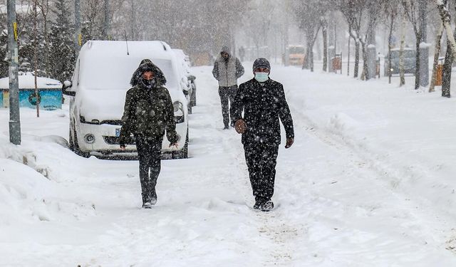 NİSAN'DA KIŞ GERİ DÖNÜYOR: İSTANBUL’DA SICAKLIK ÇAKILACAK!