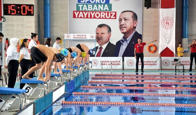 Okul Sporları yüzme yarışlarında mücadele hız kesmiyor