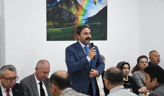 Hasan Kalın personelle bayramlaştı