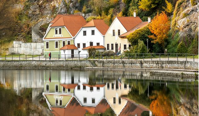İzzet Keribar’ın Prag ve Bohemya Sergisi İstanbul’da Açıldı