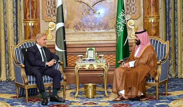 Pakistan Başbakanı Şerif ve Veliaht Prens Selman Arasında Kritik Görüşme