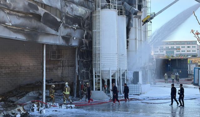Ankara Sincan'da Boya Fabrikasında Korkutan Yangın Çıktı