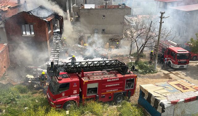 Edremit’te Hurda ve Çöp Dolu Evde Yangın: İtfaiyeden Gazla Mücadele