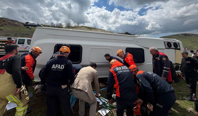 Diyarbakır Lice'de Yolcu Otobüsü Devrildi: 1 Ölü, 13 Yaralı