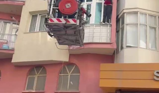 Sivas’ta Pencereye Çıkan Kadın Ekiplere Zor Anlar Yaşattı