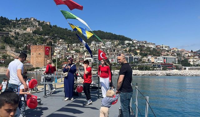 Alanya’da 23 Nisan Coşkusu: TCG BORA Vatandaşların Ziyaretine Açıldı