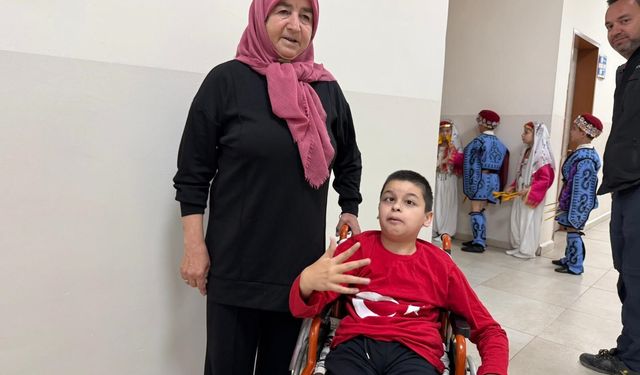 Engelli Torununu 23 Nisan Gösterisine Hazırlayan Anneanne