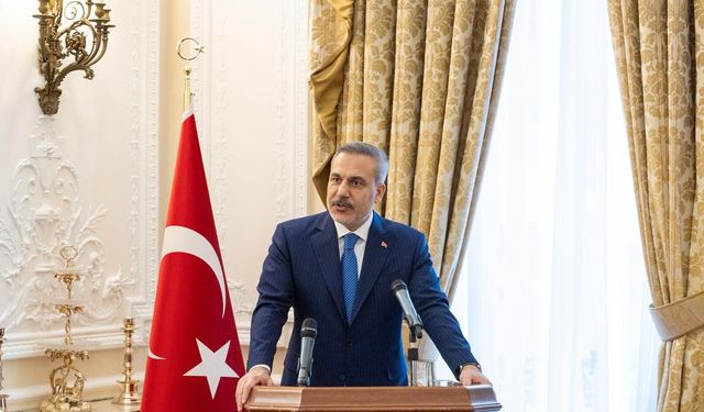 Bakan Fidan Londra’da Türk vatandaşları ve iş dünyasıyla buluştu