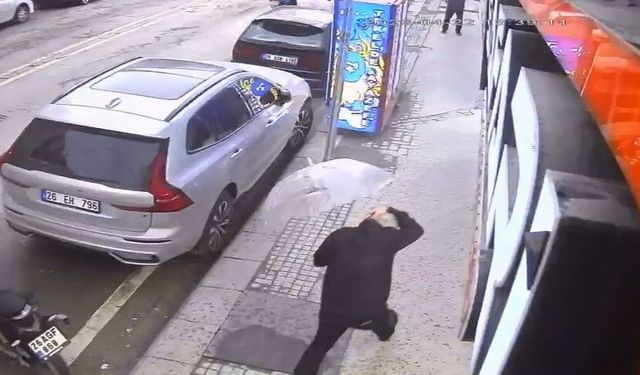 Eskişehir'de Bir Kişinin Üzerine Cam Düşme Anı Kamerada