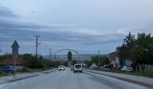 Eskişehir’de bulvar üzerinden beton aktarımı dikkat çekti