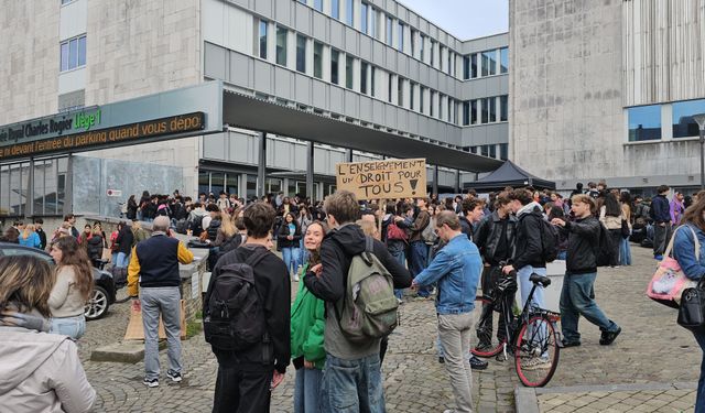 Belçika'da öğretmenlerden barikatlı protesto