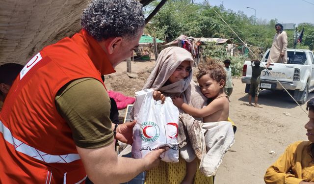 Kızılay Pakistan'da: Lahor'da kurban bereketini paylaştılar!