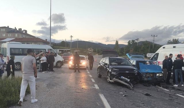 Domaniç'te İki Otomobil Çarpıştı: 3 Kişi Yaralandı