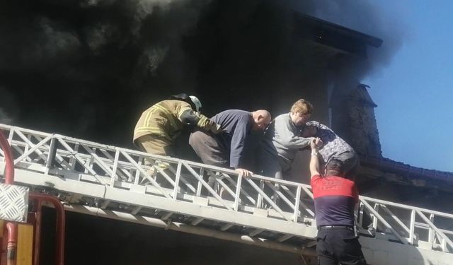 Isparta'da Korkutan Ev Yangını: 7 Kişi Son Anda Kurtarıldı