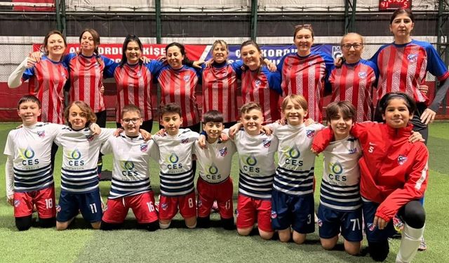 Minikler anneleriyle sahada buluştu!