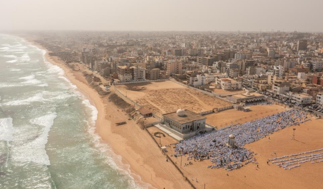 Okyanus kıyısında beyaz saf: Senegal'de büyüleyici bayram!